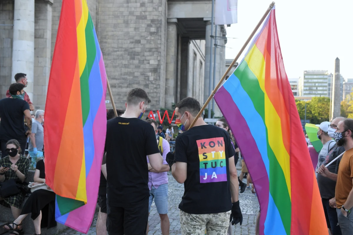 W sobotę na placu Defilad odbyła się manifestacja poparcia dla społeczności LGBT. Protest zorganizowano po piątkowych wydarzeniach związanych z zatrzymaniem Michała Sz. znanego jako Małgorzata Sz. "Margot". Organizowany był pod hasłem "Nigdy nie będziesz sama! Solidarnie przeciw queerfobii". Pod PKiN zebrało się kilkaset osób.