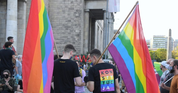 W sobotę na placu Defilad odbyła się manifestacja poparcia dla społeczności LGBT. Protest zorganizowano po piątkowych wydarzeniach związanych z zatrzymaniem Michała Sz. znanego jako Małgorzata Sz. "Margot". Organizowany był pod hasłem "Nigdy nie będziesz sama! Solidarnie przeciw queerfobii". Pod PKiN zebrało się kilkaset osób.