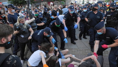 48 aktywistów LGBT z zarzutami po przepychankach z policją w Warszawie. Wszyscy opuścili już komendy