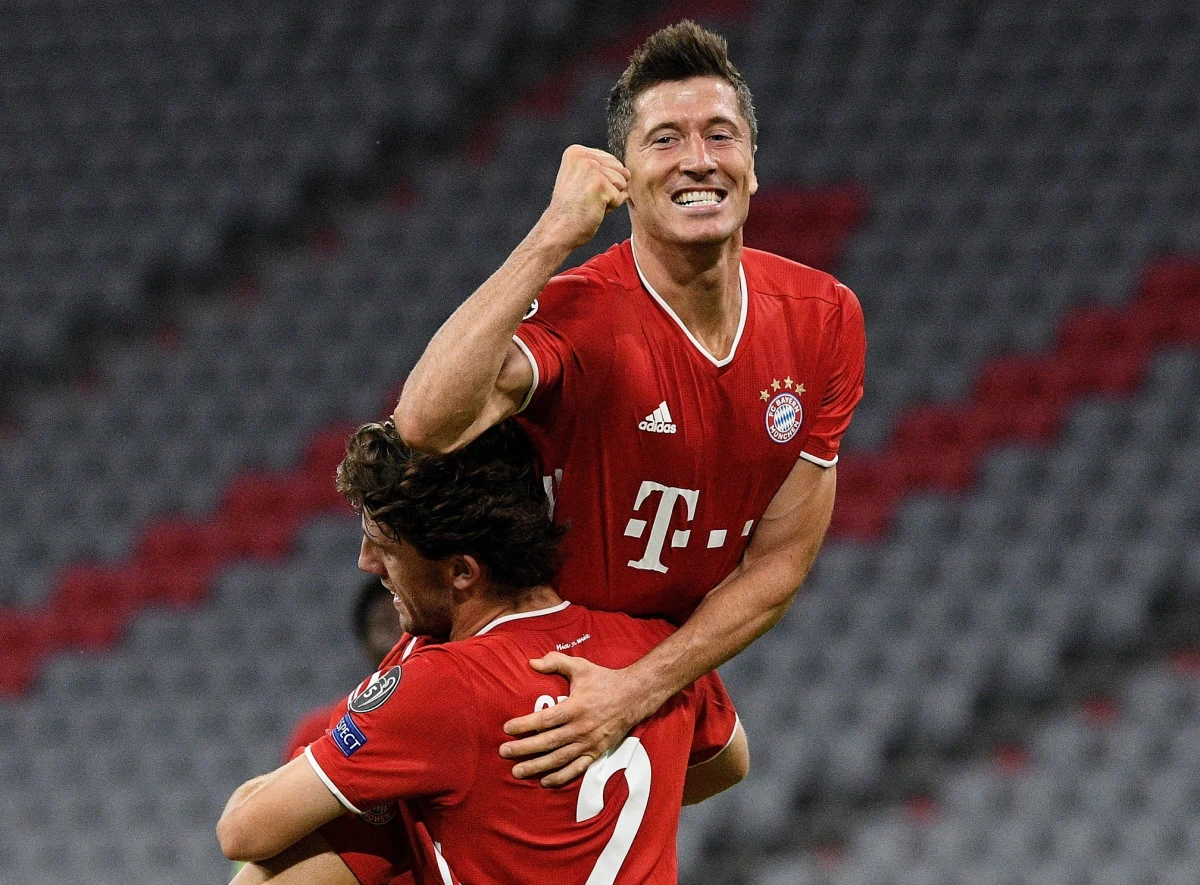 Dwa gole i dwie asysty zapisał na swym koncie Robert Lewandowski w meczu 1/8 finału Ligi Mistrzów, w którym Bayern Monachium pokonał u siebie Chelsea Londyn 4:1. Mniej udaną sobotę miało dwóch innych polskich piłkarzy, których drużyna rywalizowała tego dnia w Champions League: Napoli Piotra Zielińskiego i Arkadiusza Milika przegrało z Barceloną 1:3. Wyniki te oznaczają, że już w najbliższy piątek będziemy świadkami snajperskiego pojedynku Roberta Lewandowskiego i Lionela Messiego: w ćwierćfinale bowiem Bayern zmierzy się z Barceloną!