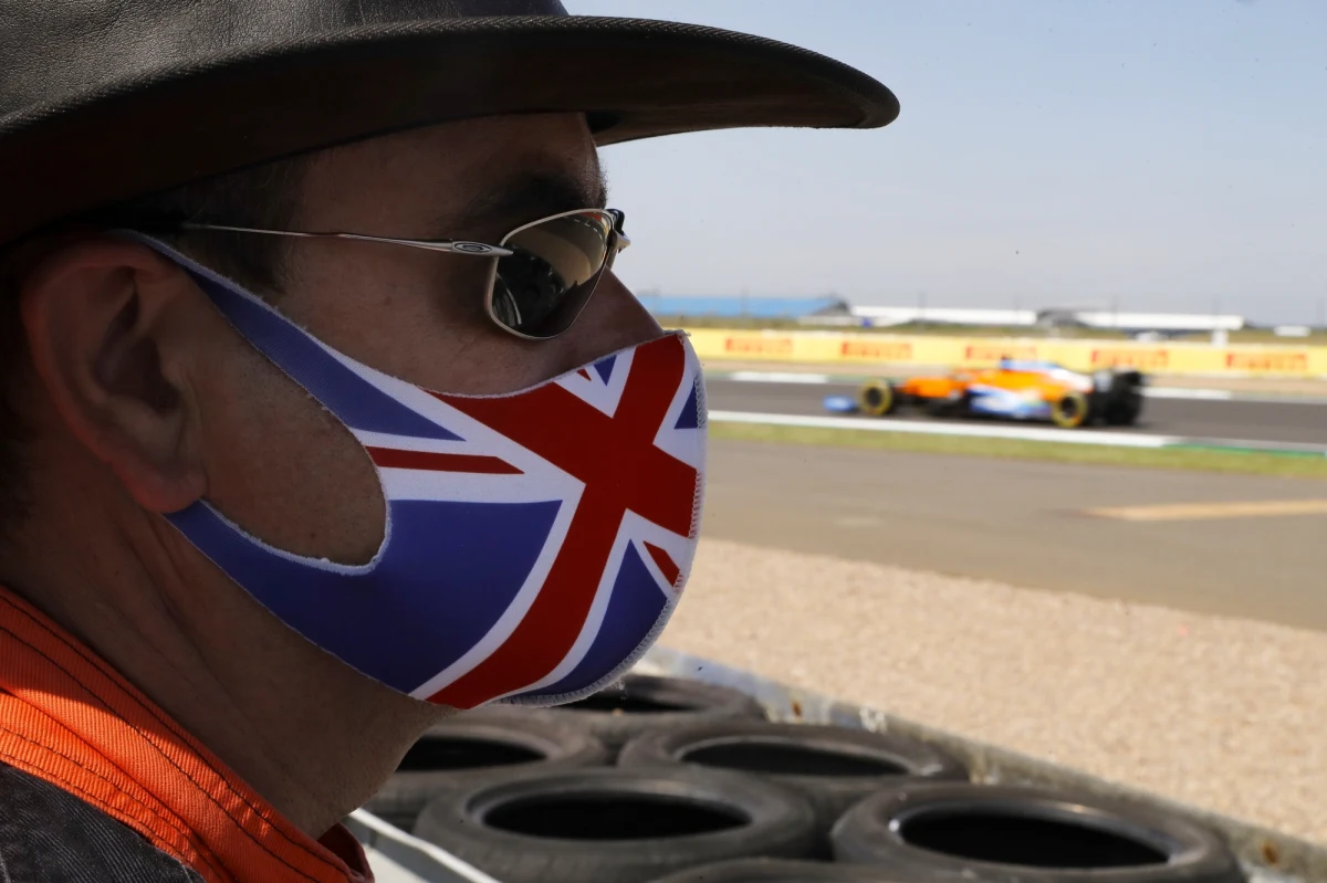 Po pół roku od potwierdzenia pierwszych zakażeń koronawirusem w Europie większość krajów na kontynencie nie tylko utrzymuje, ale i rozszerza obowiązek noszenia maseczek w przestrzeni publicznej. W ostatnich tygodniach znów wzrasta bowiem liczba nowych infekcji SARS-CoV-2: w efekcie coraz częściej mówi się o drugiej fali epidemii na Starym Kontynencie.