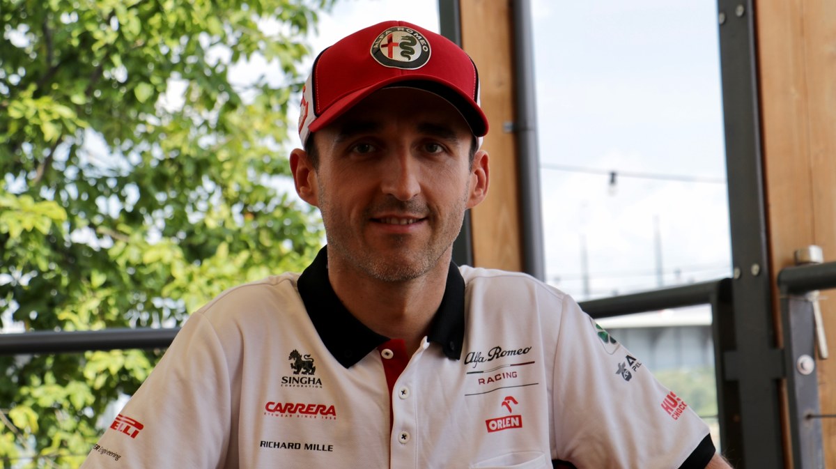 W niedzielę o świcie, w centrum Warszawy starły się dwa, całkowicie odmienne od siebie światy Formuły 1. Bartłomiej Marszałek i Robert Kubica w ramach unikalnego projektu PKN ORLEN zmierzyli się w motorsportowym pojedynku, by w niecodzienny sposób uczcić 100. rocznicę Bitwy Warszawskiej. Rozstrzygnięcie pojedynku poznamy 15 sierpnia o godz.: 11:30!