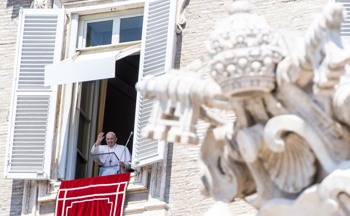 Papież Franciszek zaapelował do wspólnoty międzynarodowej o pomoc dla Libanu po tragicznej w skutkach eksplozji w Bejrucie. Podczas spotkania z wiernymi w Watykanie poprosił ludzi libańskiego Kościoła, by żyli "bez luksusu".