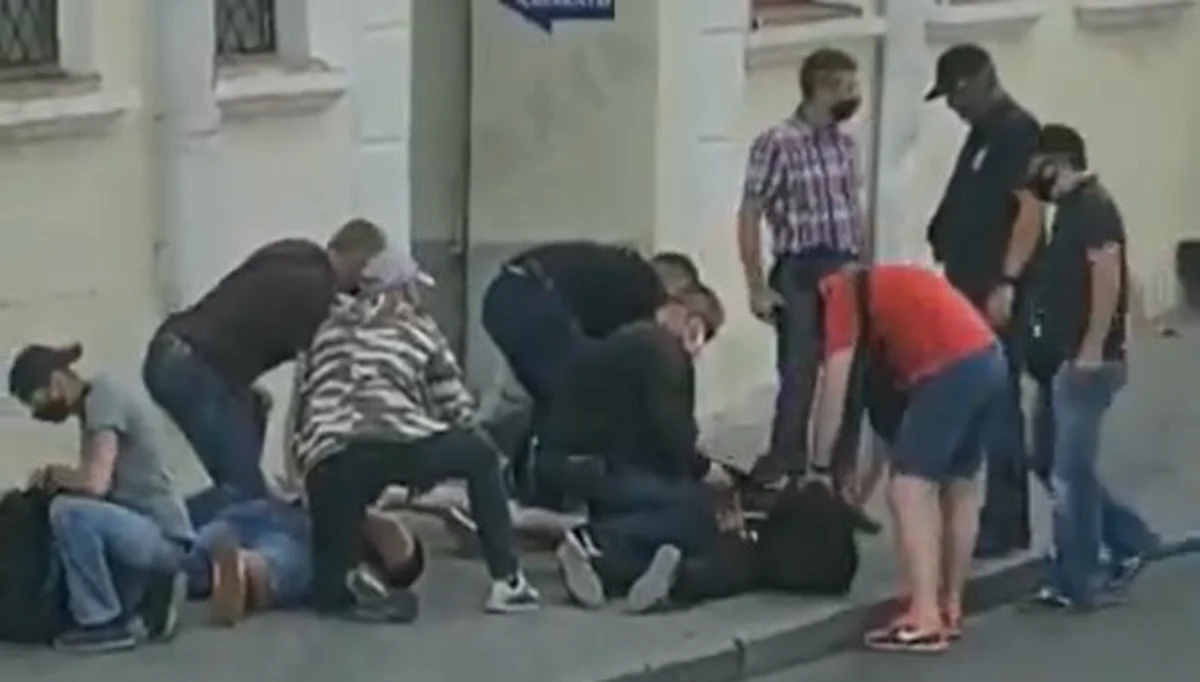 W Mińsku zatrzymani zostali trzej dziennikarze niezależnej rosyjskiej telewizji Dożd - podała stacja. Na nagraniu widać, że dziennikarze zostali zmuszeni do położenia się na ziemi, a następnie zostali zabrani przez ludzi ubranych po cywilnemu. 