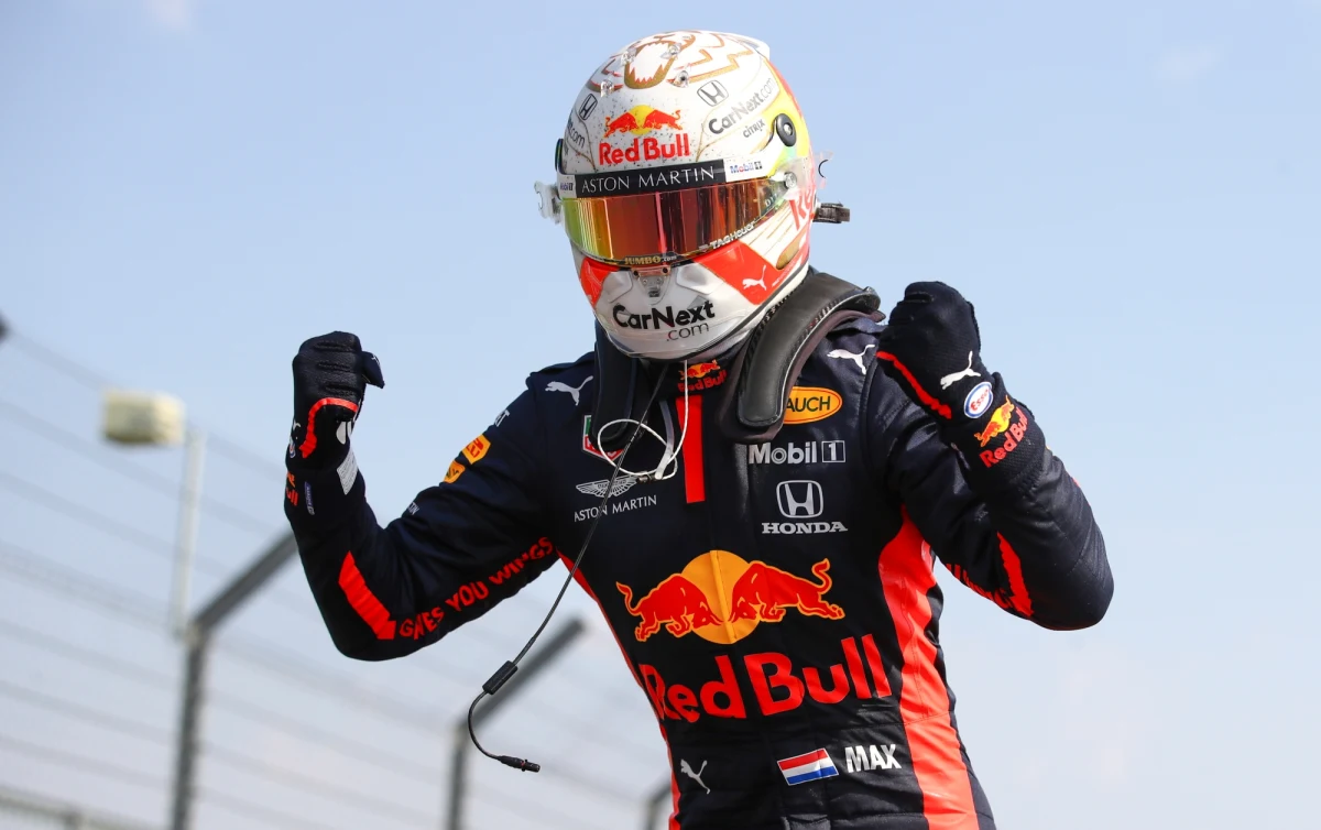 Holender Max Verstappen (Red Bull) wygrał na torze Silverstone w Wielkiej Brytanii jubileuszowy wyścig Formuły 1 - Grand Prix 70-lecia. Kolejne miejsca zajęli kierowcy Mercedesa - broniący tytułu Brytyjczyk Lewis Hamilton oraz Fin Valtteri Bottas.