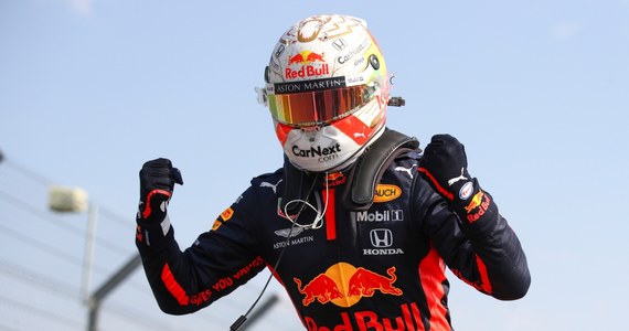 Holender Max Verstappen (Red Bull) wygrał na torze Silverstone w Wielkiej Brytanii jubileuszowy wyścig Formuły 1 - Grand Prix 70-lecia. Kolejne miejsca zajęli kierowcy Mercedesa - broniący tytułu Brytyjczyk Lewis Hamilton oraz Fin Valtteri Bottas.