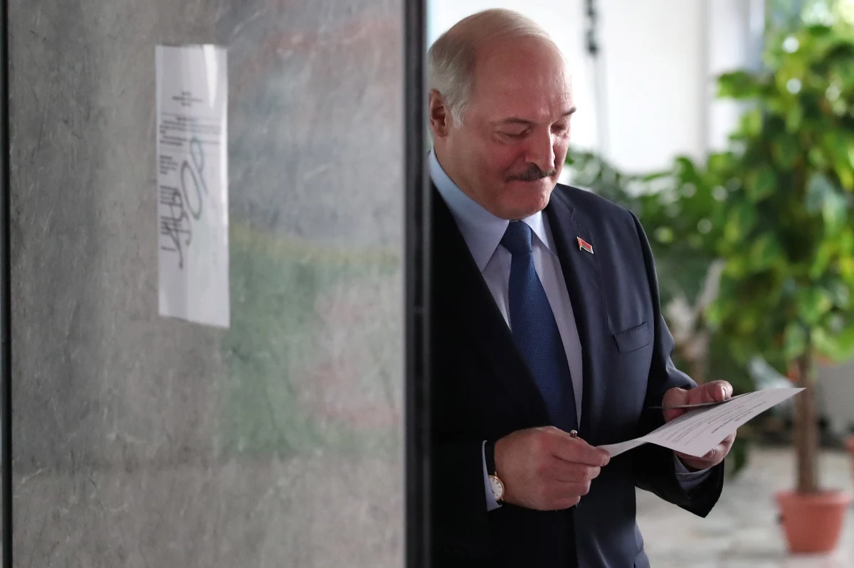 "Chaosu i wojny domowej nie będzie" – oświadczył prezydent Białorusi Alaksandr Łukaszenka rozmawiając z dziennikarzami w lokalu wyborczym w Mińsku. "Jeśli ktoś zechce wyrazić swoje zdanie po wyborach – to dobrze. Zobaczmy, w jakich miejscach zgodnie z prawem można to robić, pójdziecie do władz Mińska i wypowiecie swoje zdanie" – przekonywał. 