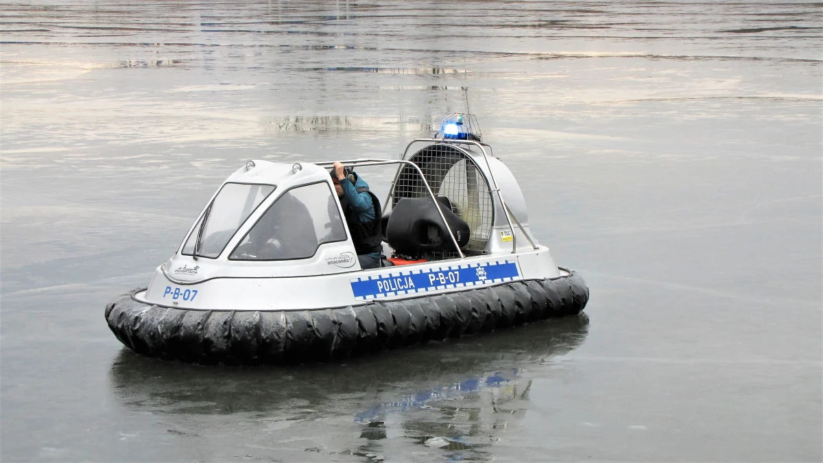28-letni mieszkaniec gminy Zakroczym utonął wczoraj w Wiśle w okolicy Czerwińska w pow. płońskim na Mazowszu. Mężczyzna płynął łódką wraz pięcioma innymi osobami, które zdołały się uratować.