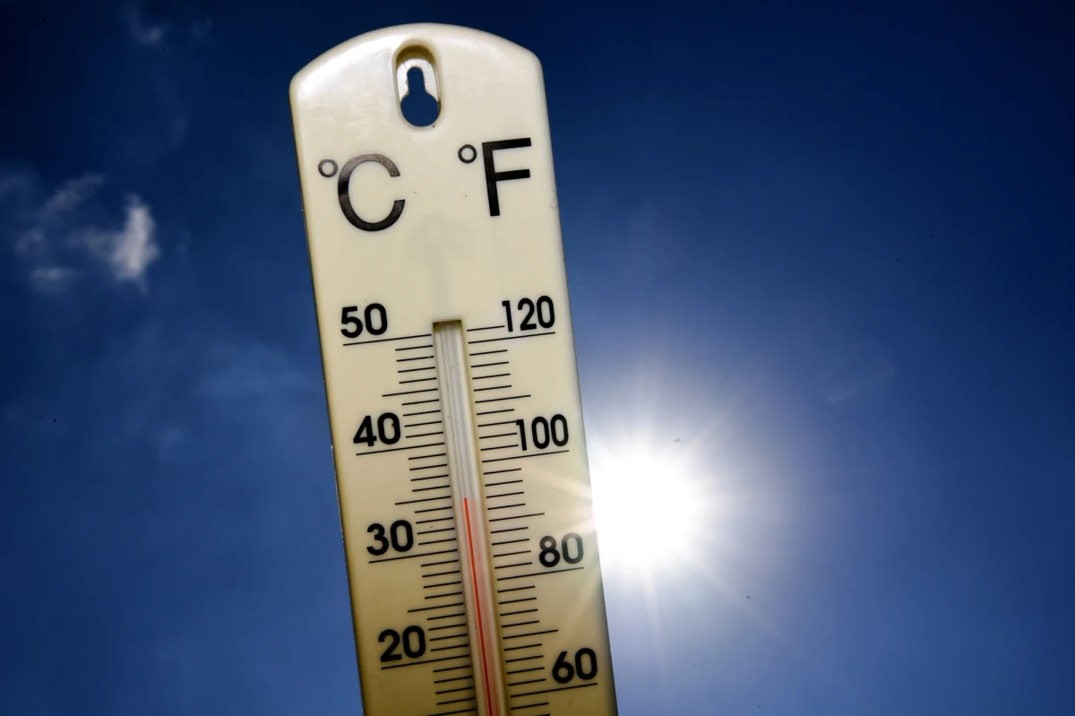 Instytut Meteorologii i Gospodarki Wodnej wydał ostrzeżenia drugiego stopnia przed upałem dla ośmiu województw. Temperatura przekroczy w nich 30 stopni Celsjusza. IMGW ostrzega też przed burzami.