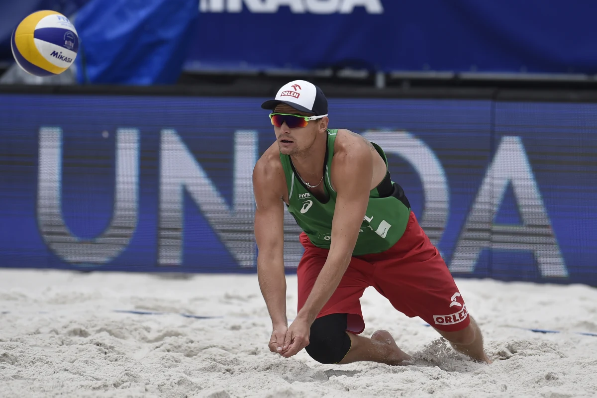 Zdobył tam mistrzostwo świata do lat dziewiętnastu. Po finale – jak sam mówi – dostał z kolana. Medal odbierał, kiedy pomagali mu medycy. Teraz chce wrócić do Mysłowic, by powalczyć o krajowe mistrzostwo w siatkówce plażowej. Mowa o Jakubie Szałankiewiczu, który szykuje się do Mistrzostw Polski. To dla niego impreza docelowa, bo w tym sezonie, w związku z pandemią, nie było szans na walkę za granicą.  Z polskim siatkarzem plażowym rozmawiał Wojciech Marczyk.