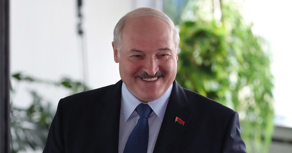 ​Alaksandr Łukaszenka zabrał w końcu głos po tym, jak Centralna Komisja Wyborcza ogłosiła go zwycięzcą wyborów prezydenckich. Prezydent Białorusi odniósł się do licznych protestów, które miały miejsce w kraju - jego zdaniem uczestnikami "sterowano z Polski, Wielkiej Brytanii i Czech".