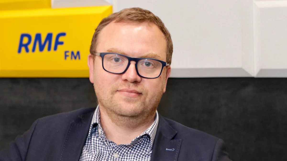 "To najgłębszy kryzys, jaki spotkał Łukaszenkę po 26 latach rządów" - tak o nocnych protestach na Ukrainie mówi w Rozmowie w samo południe w RMF FM Adam Eberhardt, dyrektor Ośrodka Studiów Wschodnich. Gość Pawła Balinowskiego podkreśla, że to efekt olbrzymiego rozczarowania, zmęczenia Białorusinów prezydentem. "Charyzma Łukaszenki to przeszłość, dzisiaj jego władza opiera się na milicyjnej pałce oraz na spójności jego zaplecza, nomenklatury, sektora siłowego" - mówi Eberhardt. 