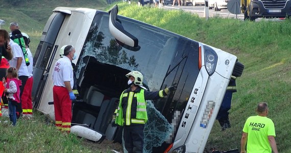 Większość polskich turystów, którzy wczoraj rano mieli wypadek na Węgrzech, nadal jest w szpitalach. Tam przechodzą badania. Autokar, którym turyści wracali z Bułgarii, zjechał z autostrady do rowu. Jedna osoba zginęła. Sprawę wypadku wyjaśniają węgierscy śledczy.