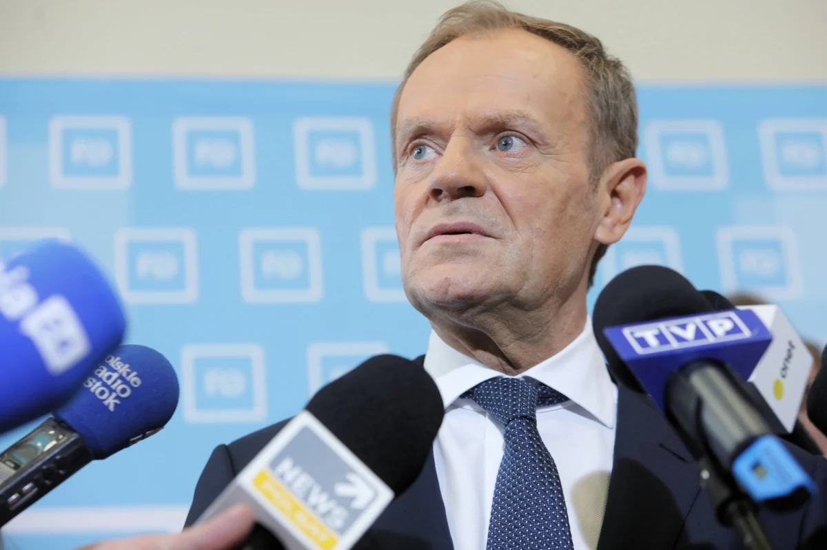 Był szef RE i były premier Donald Tusk oskarżył polski rząd o zwlekanie z domaganiem się zwołania Rady Europejskiej w związku z sytuacją na Białorusi. Szybko jednak przeprosił po tym, jak uświadomiono szefowi EPL, że rząd już to zrobił. 