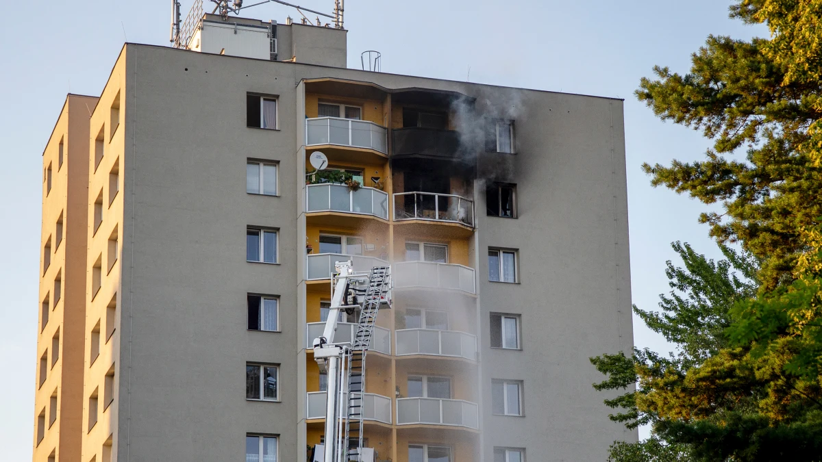 Policja postawiła w poniedziałek m.in. zarzut morderstwa mężczyźnie zatrzymanemu podczas pożaru w czeskim Bohuminie, w którym w sobotę zginęło 11 osób. 54-latek miał celowo podpalić mieszkanie na 11. piętrze budynku mieszkalnego.