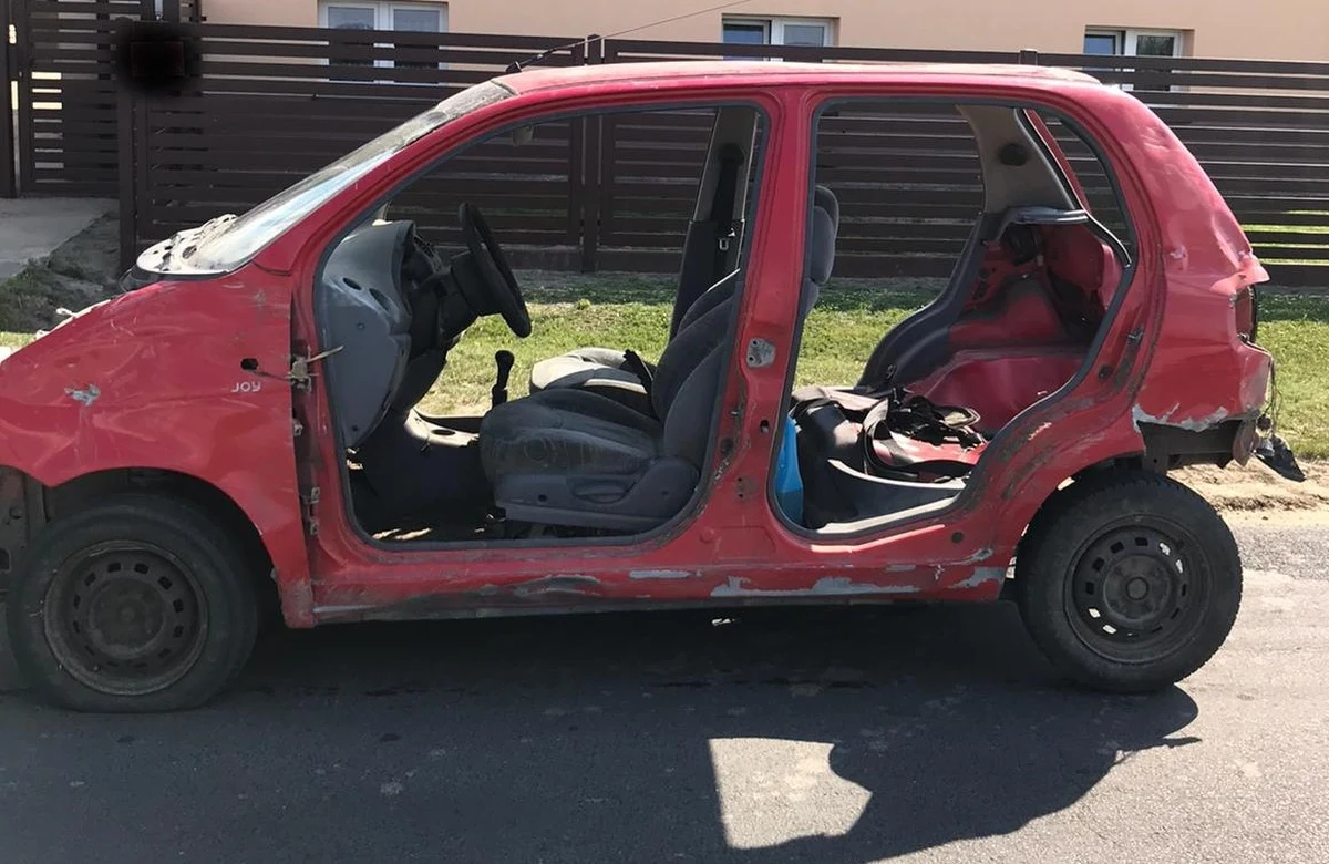 Prawie 1,8 promila alkoholu w organizmie miał kierowca daewoo matiza, którego zatrzymali policjanci z Tomaszowa Mazowieckiego (woj. łódzkie). Auto nie miało drzwi, maski i klapy bagażnika - przekazała Aleksandra Jakubiak z tomaszowskiej policji.