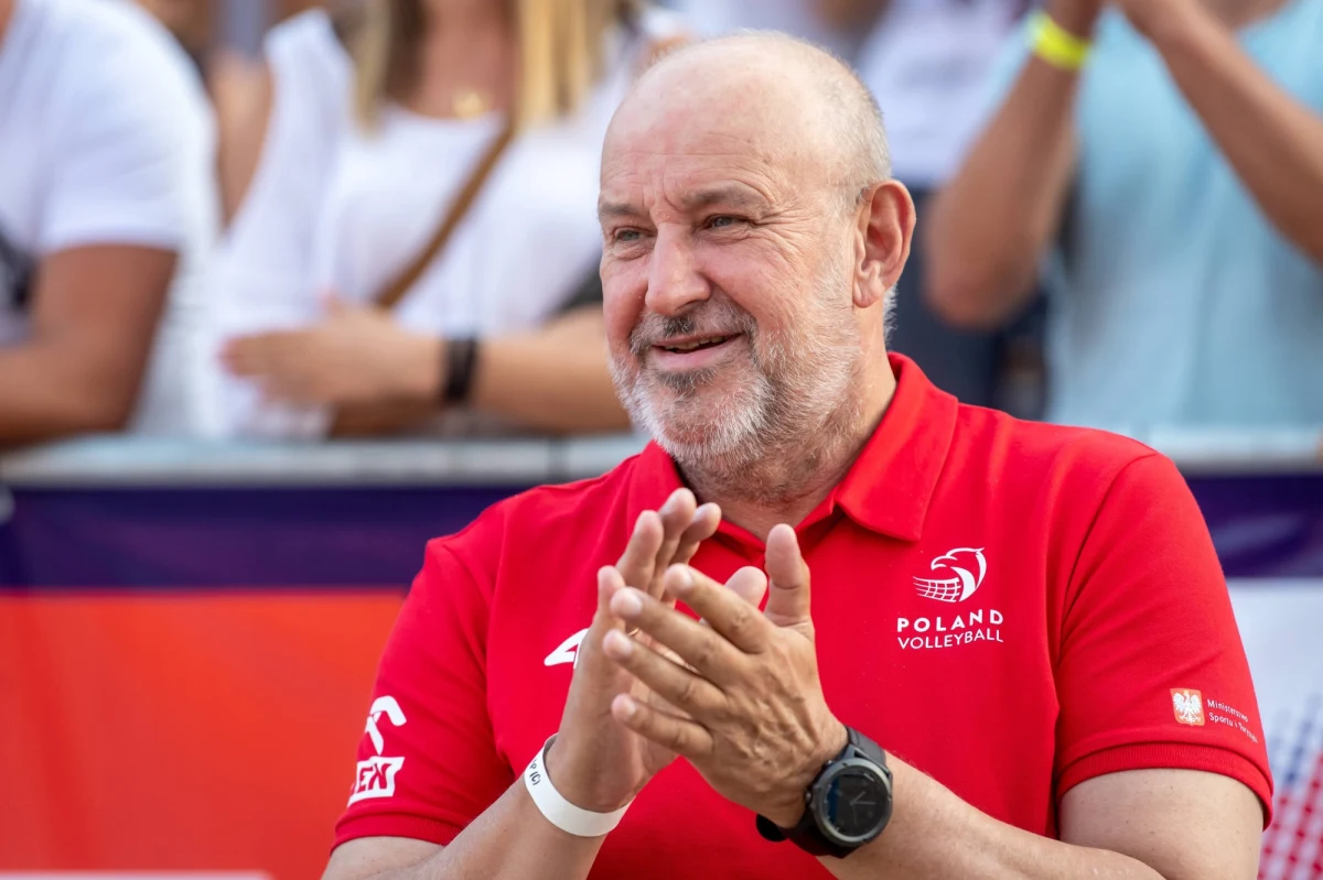 Nieco ponad miesiąc pozostał do startu siatkarskiej Plus Ligi. Środowisko siatkarskie, poza przypadkami w Gdańsku i Zawierciu, przeszło suchą stopą przez tę część pandemii. Teraz władze polskiej siatkówki muszą dopilnować, alby zbliżający się wielkimi krokami sezon halowy przebiegł bez problemu. Czuwać nad tym musi prezes Polskiego Związku Piłki Siatkowej – Jacek Kasprzyk.