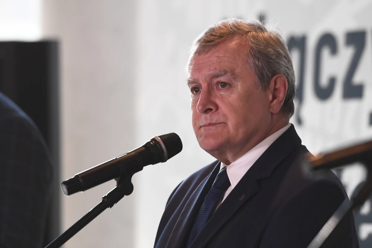 "Teren Stoczni Gdańskiej to miejsce święte i dlatego będzie wpisane na Listę Światowego Dziedzictwa UNESCO" - powiedział w poniedziałek w Gdańsku wicepremier, minister kultury i dziedzictwa narodowego Piotr Gliński.