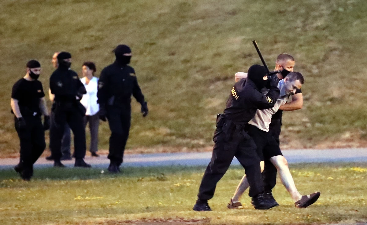 Kilka osób, które przyszły pod areszt w Grodnie, zostało w poniedziałek zatrzymanych. Tego dnia odbywają się rozprawy osób zatrzymanych podczas protestów po niedzielnych wyborach prezydenckich na Białorusi – poinformowało Radio Swaboda.