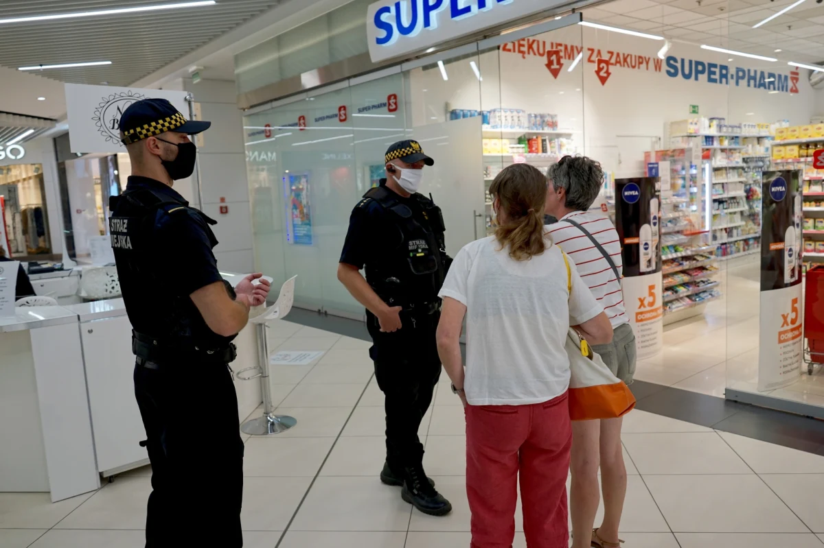 Ponad 80 proc. badanych popiera nakładanie kar na osoby, które nie noszą maseczki ochronnej w sklepach i w komunikacji publicznej – wynika z sondażu United Surveys dla RMF FM i „Dziennika Gazety Prawnej”. 95 proc. respondentów twierdzi, że zawsze pamięta o zasłanianiu ust i nosa na zakupach oraz w czasie podróży transportem publicznym. 