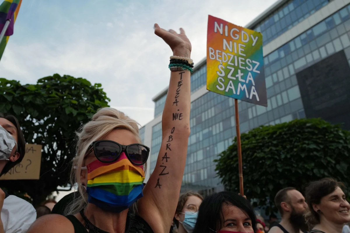 "W odpowiedzi na zatrzymania podczas protestów solidarnościowych z Margot oraz nieustającą nagonkę na osoby LGBTI w Polsce, wezwaliśmy przewodniczącą KE do podjęcia konkretnych działań wobec polskich władz" - napisał europoseł Robert Biedroń na Twitterze.