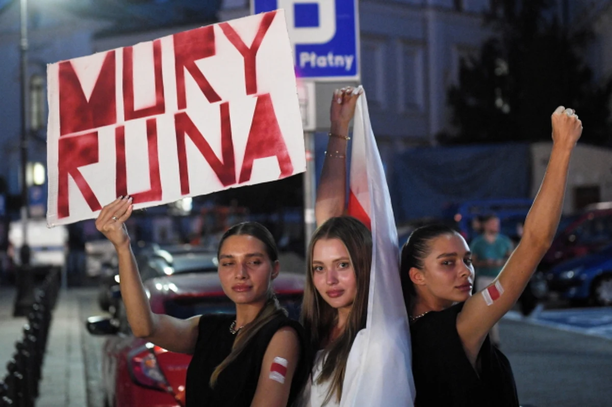 W poniedziałek wieczorem w centrum Warszawy odbyła się demonstracja wyrażająca solidarność z Białorusinami i poparcie dla tamtejszej opozycji. Pod pomnik Mikołaja Kopernika na Krakowskim Przedmieściu przybyło wielu Białorusinów mieszkających lub uczących się w Polsce, Polaków, a także Ukraińców. Manifestanci mieli ze sobą historyczne biało-czerwono-białe flagi Białorusi i transparenty zarówno w języku polskim, jak i białoruskim, z apelami o wolność i prawdę. "Zwracam się do całej Europy, bardzo proszę, pomóżcie nam, bo w tej chwili niedaleko domu moich rodziców zabijają ludzi" - mówiła wzruszona jedna z uczestniczek demonstracji.