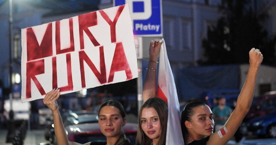 W poniedziałek wieczorem w centrum Warszawy odbyła się demonstracja wyrażająca solidarność z Białorusinami i poparcie dla tamtejszej opozycji. Pod pomnik Mikołaja Kopernika na Krakowskim Przedmieściu przybyło wielu Białorusinów mieszkających lub uczących się w Polsce, Polaków, a także Ukraińców. Manifestanci mieli ze sobą historyczne biało-czerwono-białe flagi Białorusi i transparenty zarówno w języku polskim, jak i białoruskim, z apelami o wolność i prawdę. "Zwracam się do całej Europy, bardzo proszę, pomóżcie nam, bo w tej chwili niedaleko domu moich rodziców zabijają ludzi" - mówiła wzruszona jedna z uczestniczek demonstracji.