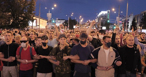 Milicja w Mińsku użyła gumowych kul, granatów hukowych i gazu łzawiącego przeciw protestującym - podały niezależne białoruskie media. W białoruskiej stolicy do późnej nocy trwały demonstracje po niedzielnych wyborach prezydenckich. Białoruski resort spraw wewnętrzny podał, że zginął jeden z protestujących - mężczyzna "usiłujący odpalić ładunek wybuchowy, który eksplodował w jego rękach". Na niektórych ulicach powstały barykady zbudowane przez zwolenników opozycji. 