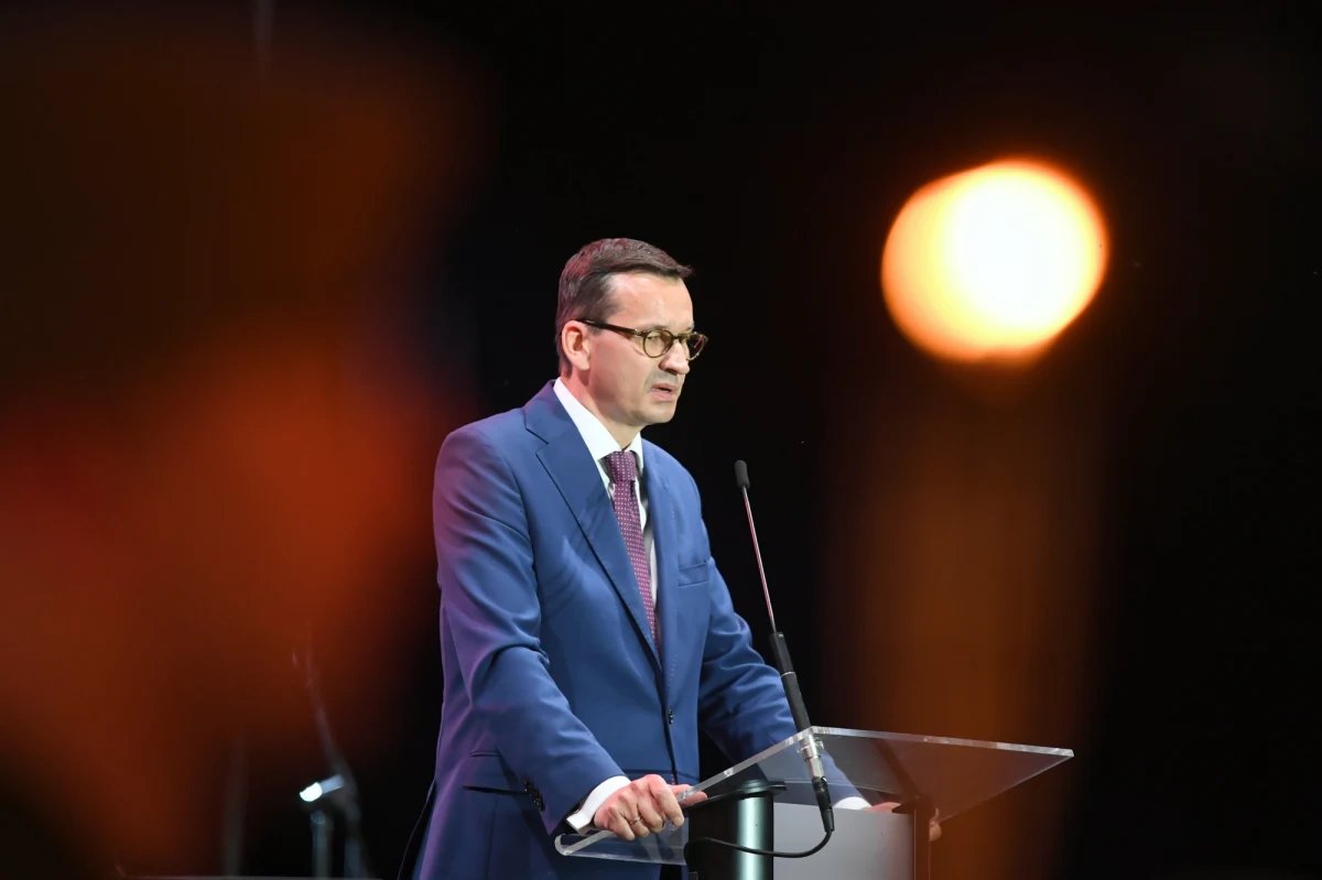 Na kilka tygodni przed spodziewaną rekonstrukcją rządu Polacy najlepiej oceniają pracę ministra zdrowia Łukasza Szumowskiego, a także samego premiera Mateusza Morawieckiego - informuje "Rzeczpospolita", powołując się na badanie IBRiS.