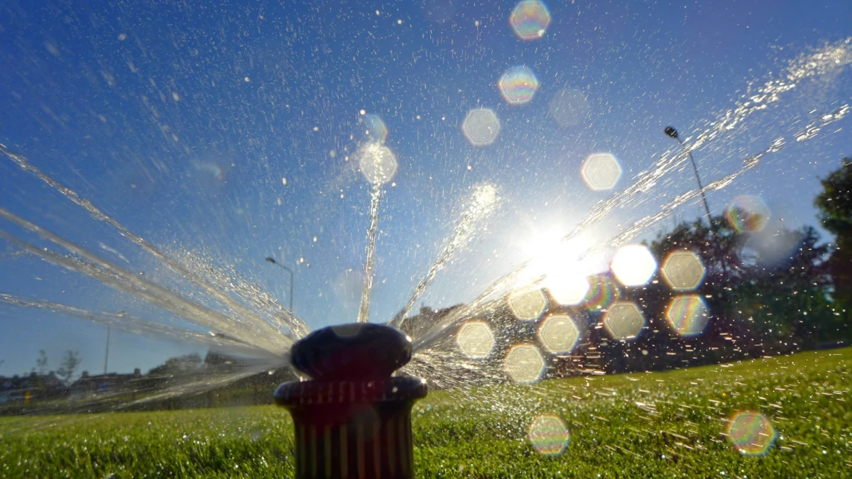 W kilku miejscach Polski czekają nas potężne upały. Termometry wskażą ponad 30 stopni Celsjusza. Instytut Meteorologii i Gospodarki Wodnej wydał ostrzeżenia dla czterech regionów: lubuskiego, wielkopolskiego, opolskiego i północnej części dolnośląskiego. W dwóch ostatnich możliwe będą także burze z gradem. 