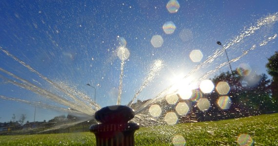 W kilku miejscach Polski czekają nas potężne upały. Termometry wskażą ponad 30 stopni Celsjusza. Instytut Meteorologii i Gospodarki Wodnej wydał ostrzeżenia dla czterech regionów: lubuskiego, wielkopolskiego, opolskiego i północnej części dolnośląskiego. W dwóch ostatnich możliwe będą także burze z gradem. 