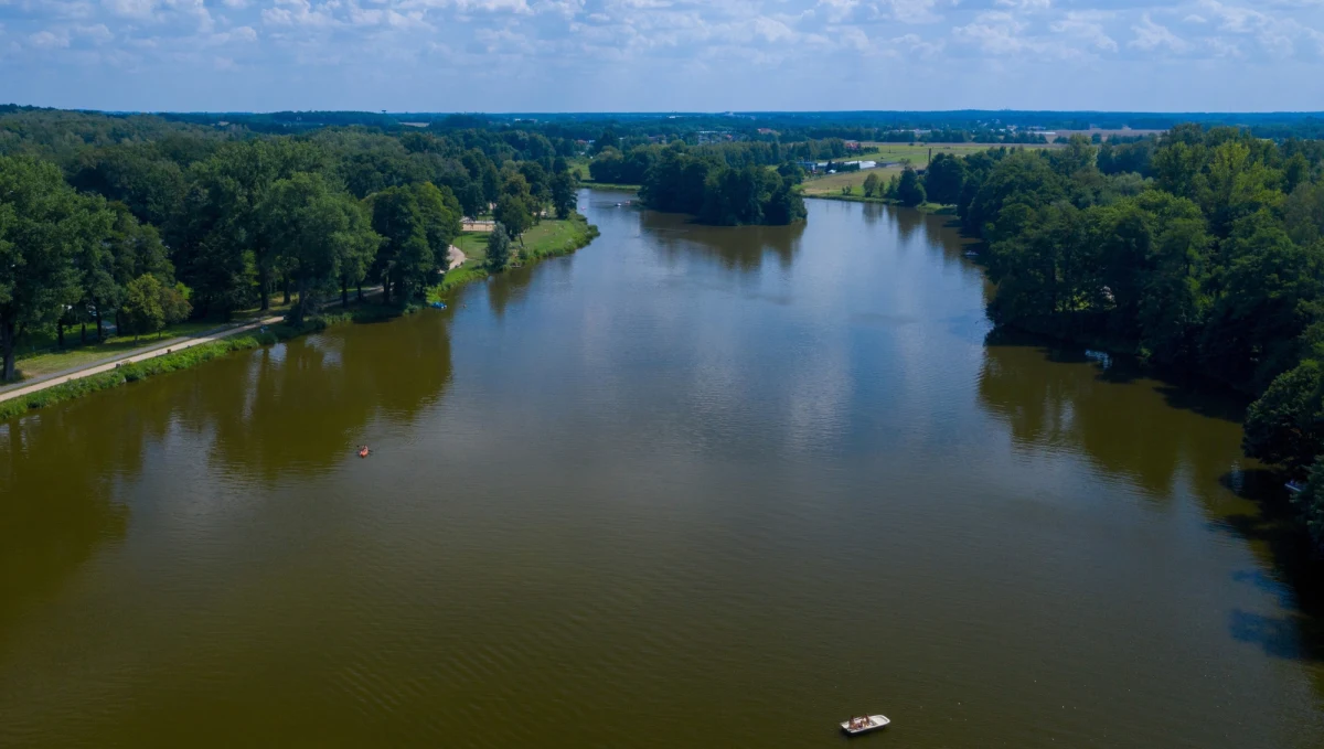 Ciało około 50-letniej kobiety dryfowało we wtorek o poranku w Zalewie Kieleckim w stolicy województwa świętokrzyskiego. Zgłoszenie do służb wpłynęło od dwóch wędkarzy po godzinie 5:30.