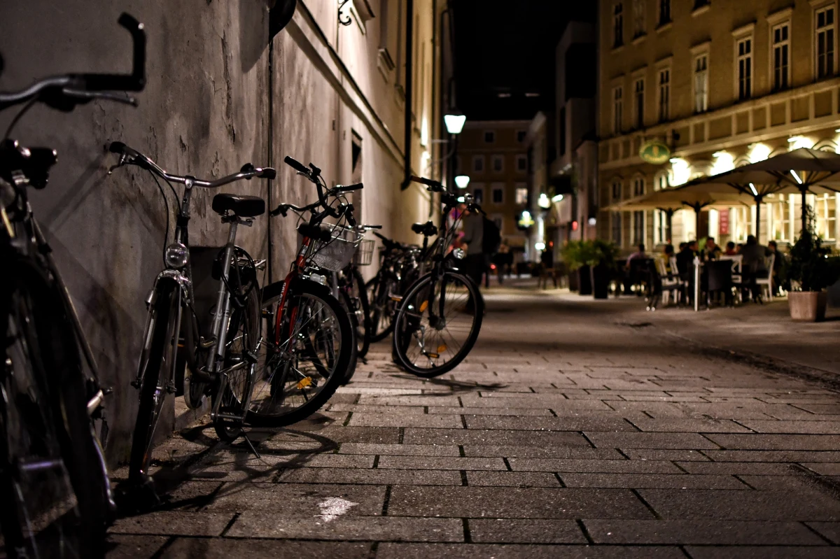 Brak ścieżek rowerowych i odpowiednich zabezpieczeń na drogach dla jednośladów to największa bariera dla rowerowej rewolucji w Polsce. Tak wynika z najnowszego raportu Polskiego Stowarzyszenia Rowerowego.