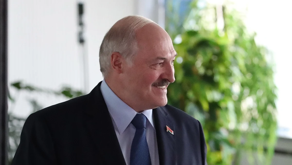 ​Alaksandr Łukaszenka nie posiada majątku, nie ma żadnego samochodu ani mieszkania, a jedynym jego dochodem jest pensja prezydenta - wynika z oświadczenia majątkowego rządzącego od 26 lat Białorusią. Tyle jednak oficjalnie, bo prawdziwy majątek polityka szacuje się na wiele miliardów dolarów.