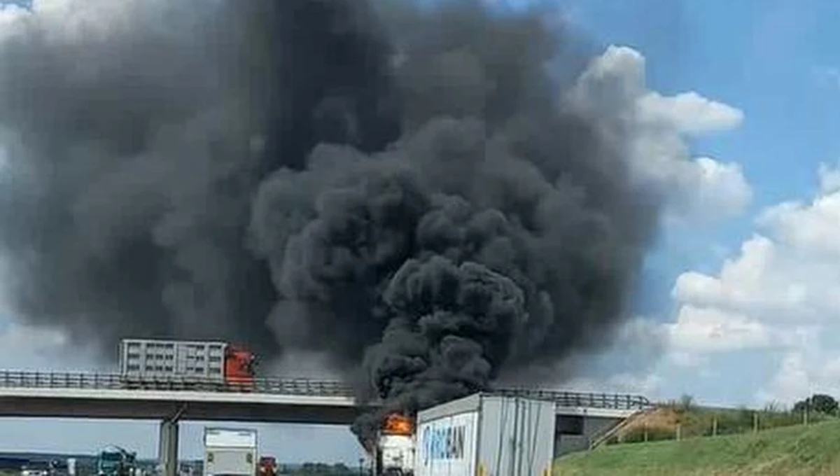 Ciężarówka zapaliła się na autostradzie A4 w rejonie Krapkowic. Strażakom udało się ją jednak szybko ugasić.