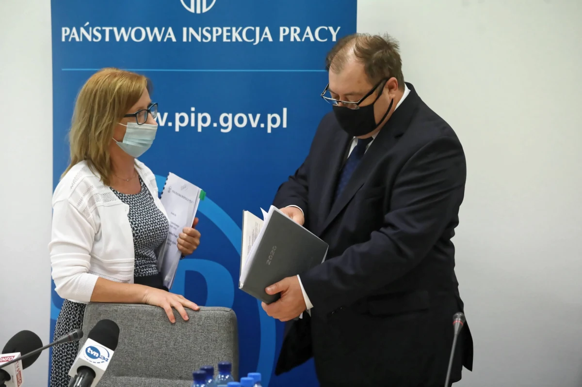 Inspektorzy pracy przeprowadzą po 10 kontroli w zakładach pracy w powiatach z dodatkowymi obostrzeniami sanitarnymi - poinformował we wtorek Główny Inspektor Pracy Wiesław Łyszczek. Inspektorzy będą m.in. sprawdzali, czy pracownicy są wyposażeni w odpowiednie środki ochrony indywidualnej.
