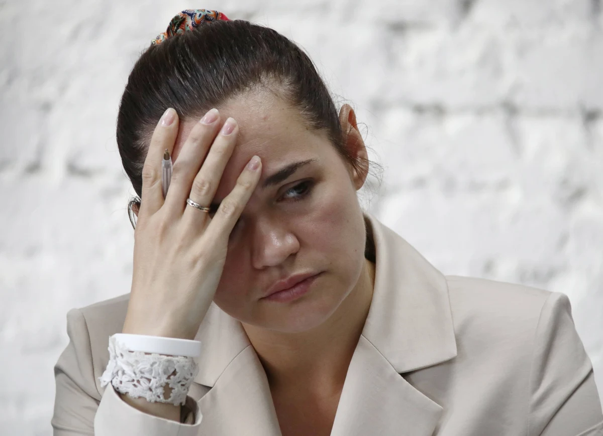 Białoruskie państwowe media publikują zaskakujące oświadczenie byłej kandydatki w wyborach prezydenckich Swiatłany Cichanouskiej. Apeluje ona do swych wyborców, by nie wychodzili na ulice miast i nie przeciwstawiali się milicji. "Jest oczywiste w jakich okolicznościach ono zostało nagrane. Kiedy ona złożyła skargę do Centralnej Komisji Wyborczej, na osobności rozmawiali z nią funkcjonariusze służb specjalnych. W wyniku tej rozmowy ona podjęła decyzję o wyjeździe – została wywieziona z Białorusi przez białoruskie służby specjalne i mogła przekroczyć granicę z Litwą" - mówi w rozmowie z RMF FM niezależny dziennikarz Andrzej Poczobut.