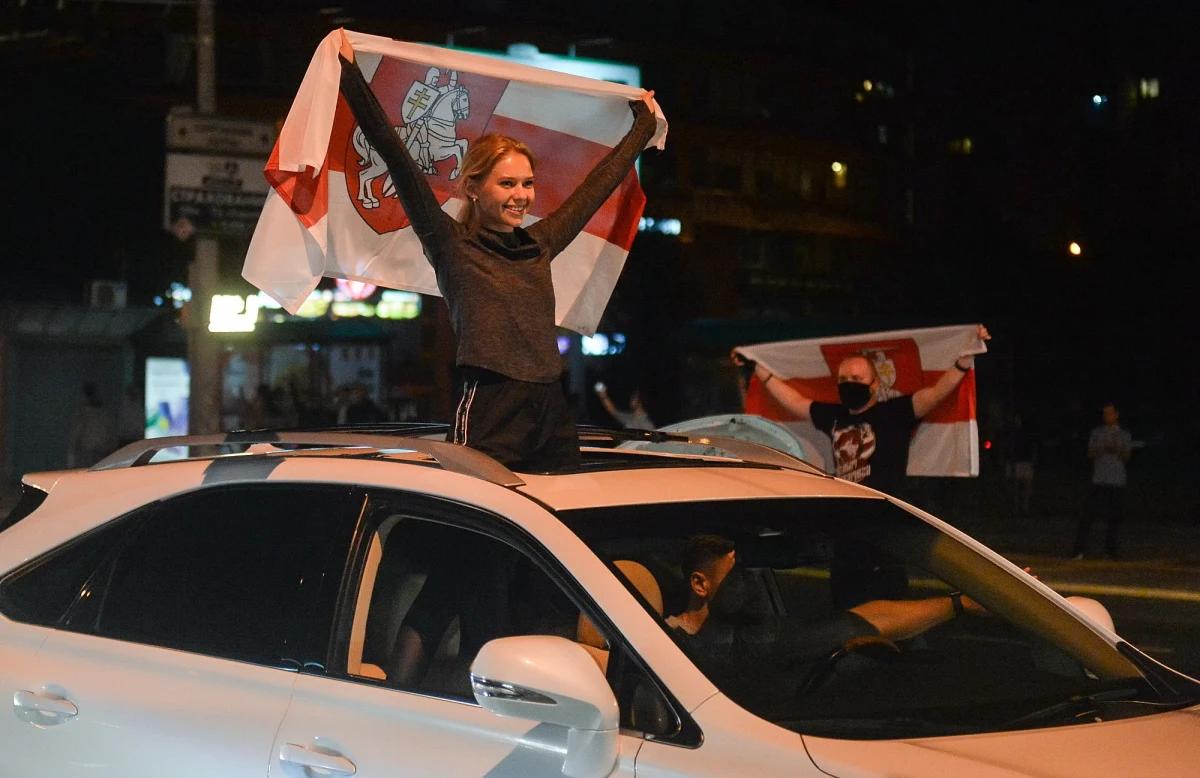 Pracownicy niektórych przedsiębiorstw w Mińsku i innych białoruskich miastach wychodzą strajkować w ramach protestu wobec wyników niedzielnych wyborów prezydenckich w tym kraju - informuje we wtorek białoruski bloger NEXTA w komunikatorze Telegram. Dyrektor Telewizji Biełsat Agnieszka Romaszewska-Guzy poinformowała, że sześciu pracowników telewizji Biełsat jest przetrzymywanych przez milicję.
