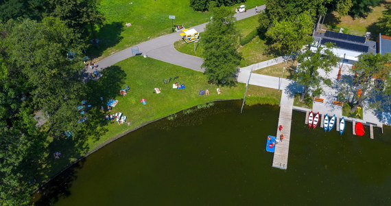 We wtorek w jeziorze Tałty w Mikołajkach utonął 40-letni mężczyzna, który kąpał się na niestrzeżonej plaży przy jednym z hoteli. Na jeziorze Bełdany mężczyzna wskoczył "na główkę" na płytką wodę, a 5-latek rozbił dotkliwie głowę - poinformował  MOPR.