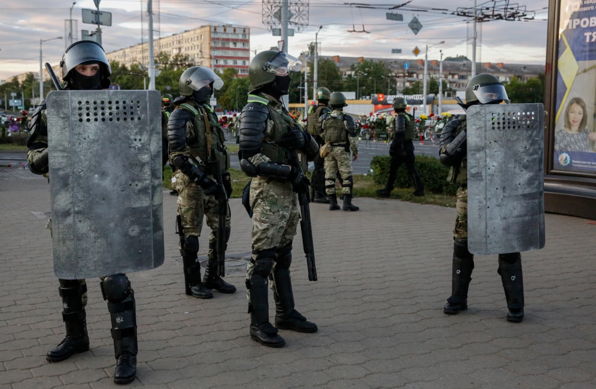 Trzech Polaków zostało zatrzymanych na Białorusi w związku z protestami po niedzielnych wyborach prezydenckich. Jak ustalił dziennikarz RMF FM, ambasador Polski interweniował w białoruskim Ministerstwie Spraw Zagranicznych, domagając się zwolnienia tych osób. 