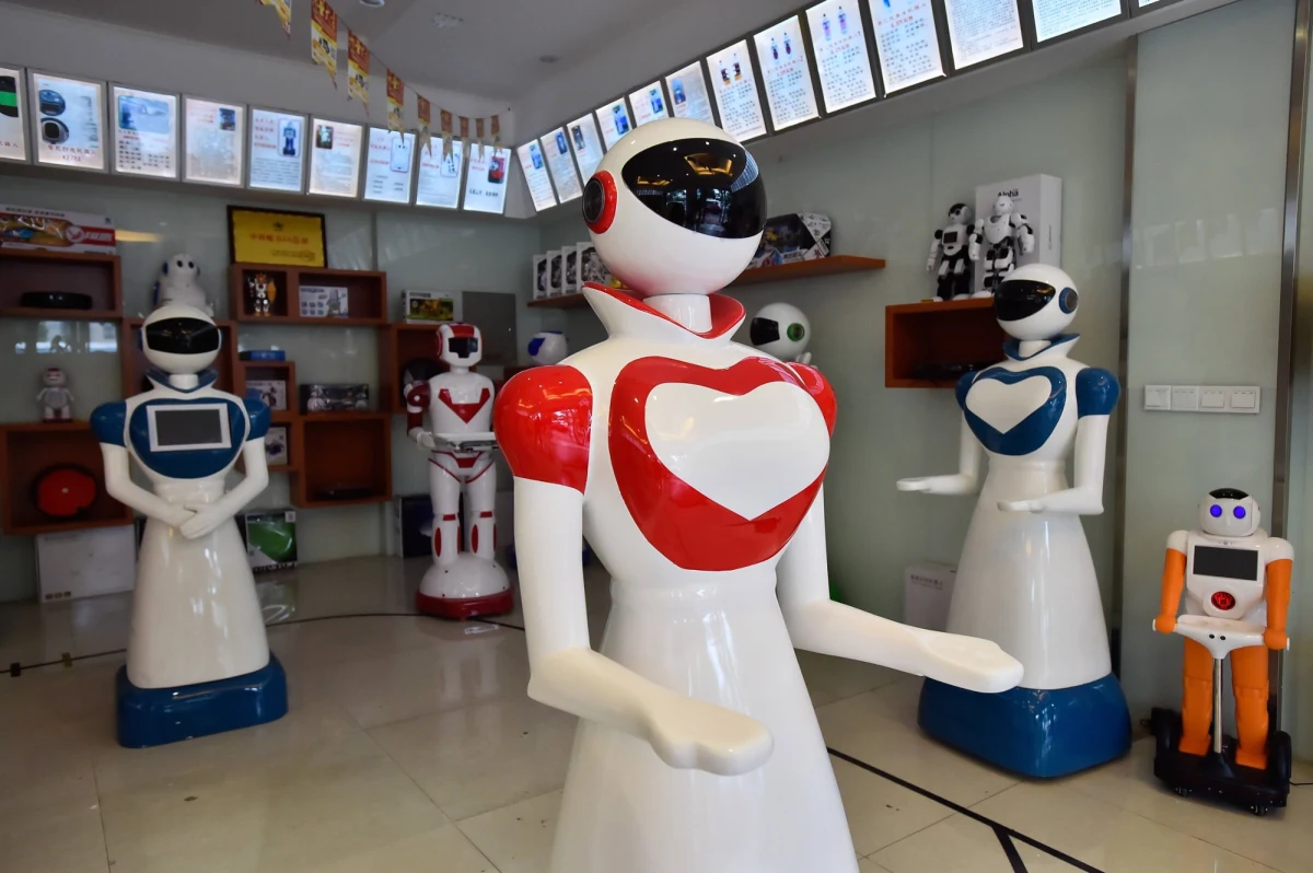 ​W Rosji pojawiła się propozycja wprowadzenia "podatku dochodowego" od robotów - informuje "Izwiestija". Zebrane w ten sposób pieniądze miałyby trafić do specjalnego funduszu pomagającego się przekwalifikować pracownikom wypartym przez technologię.