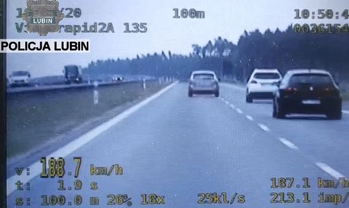 Jechał z prędkością prawie 190 km/h na godzinę z telefonem przy uchu. Taka jazda kosztowała kierowcę z Zielonej Góry na Dolnym Śląsku tysiąc złotych. 