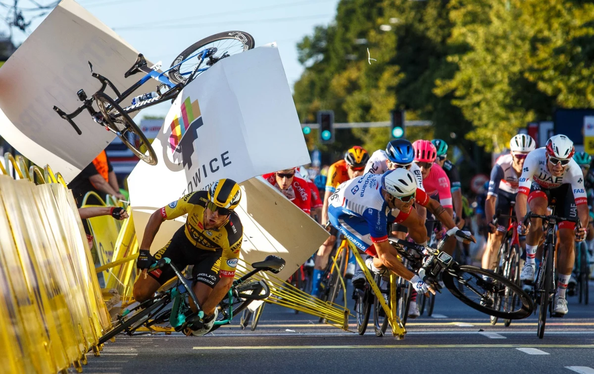 Kolarz Fabio Jakobsen, który w ubiegłym tygodniu miał koszmarny wypadek w czasie wyścigu Tour de Pologne, kończy leczenie w szpitalu w Sosnowcu. Zawodnik został przetransportowany do Holandii. Na powrót do domu nalegał zarówno on sam, jak i jego bliscy.