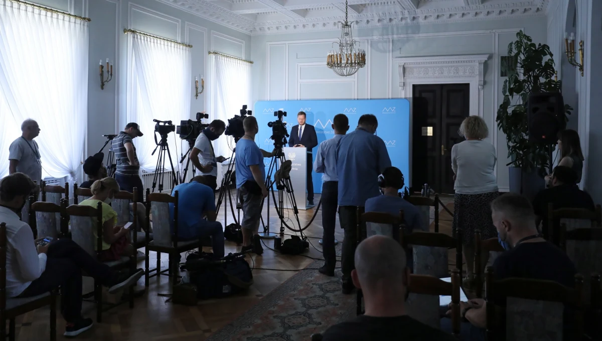 Analizujemy skalę zakażeń we wszystkich powiatach w Polsce; do czwartkowego poranka poinformujemy o możliwych zmianach na liście powiatów, w których wprowadzone zostały obostrzenia - poinformował w środę rzecznik Ministerstwa Zdrowia Wojciech Andrusiewicz.