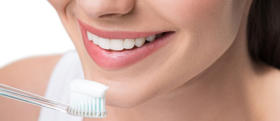 W ciągu roku spędzamy średnio ponad 24 godziny na myciu zębów. Ale czy zastanawiamy się, czym właściwie myjemy zęby i potrafimy rozszyfrować skład pasty do zębów? Pytamy stomatologa o najczęściej występujące składniki pasty i ich działanie. 