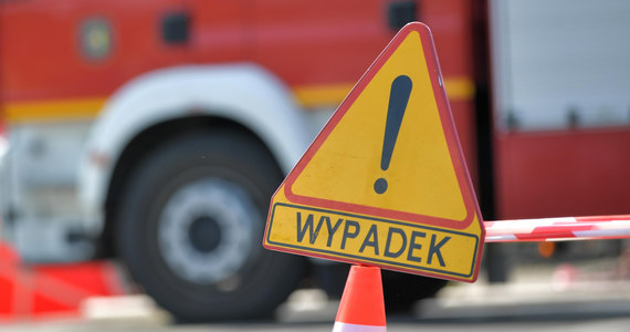 Na trasie S7 w Dębinie na Mazowszu ciężarówka wjechała w samochód służb drogowych i potrąciła dwóch robotników. 