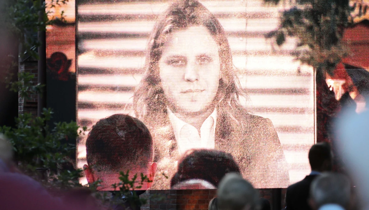 Sąd Rejonowy w Giżycku odroczył wydanie wyroku ws. pochówku prochów Piotra Woźniaka-Staraka. Z uwagi na nowe okoliczności sąd wznowił postępowanie dowodowe w tej sprawie.