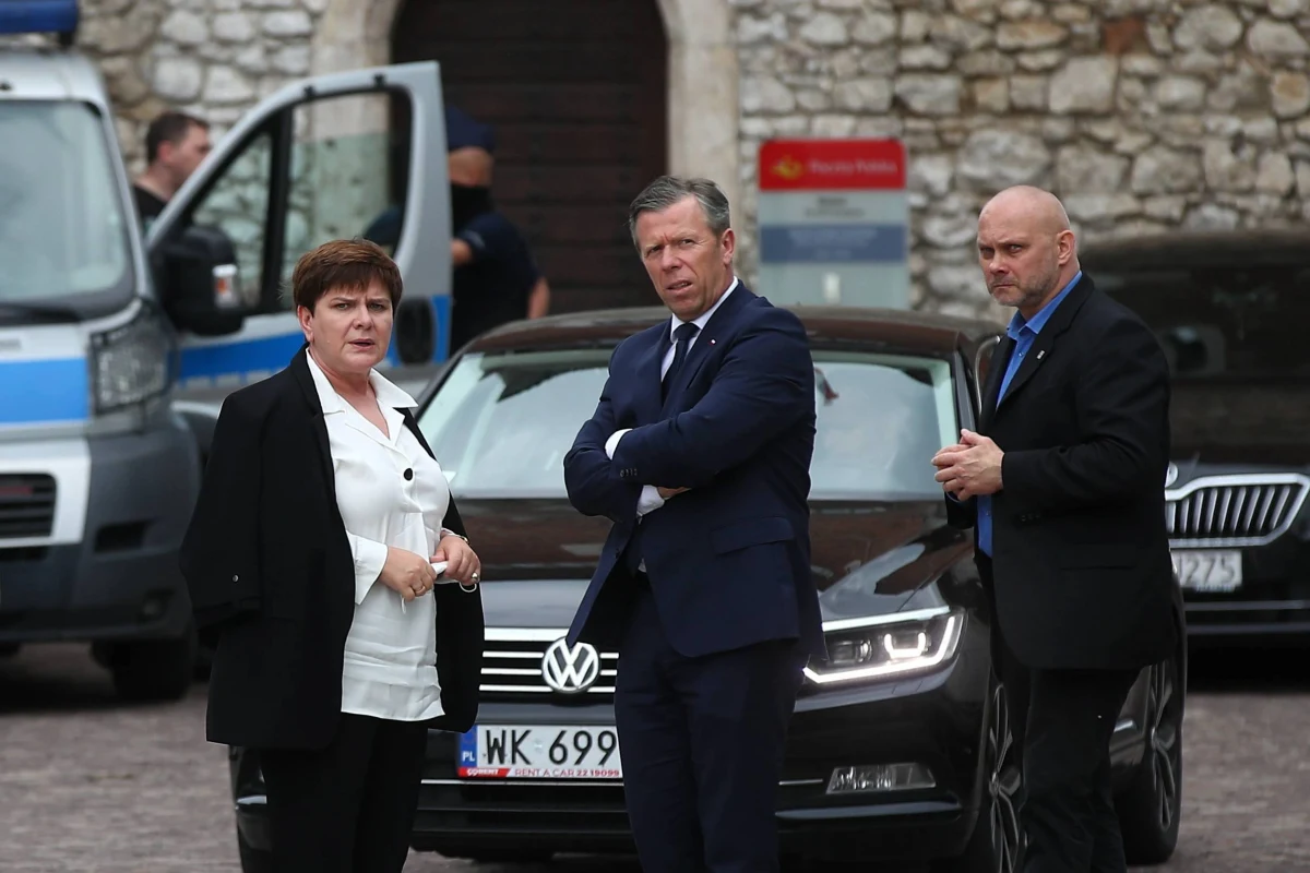 Małopolscy działacze Prawa i Sprawiedliwości przygotowali pismo, które miało trafić na biurko premiera Mateusza Morawieckiego. Sprzeciwiali się w nim wygaszaniu kopalń w Libiążu i Brzeszczach. Nieoczekiwanie pismo nie trafiło jednak do premiera. Dzień później posadę stracił wojewoda małopolski Piotr Ćwik - piszą dziennikarze portalu Interia.pl.