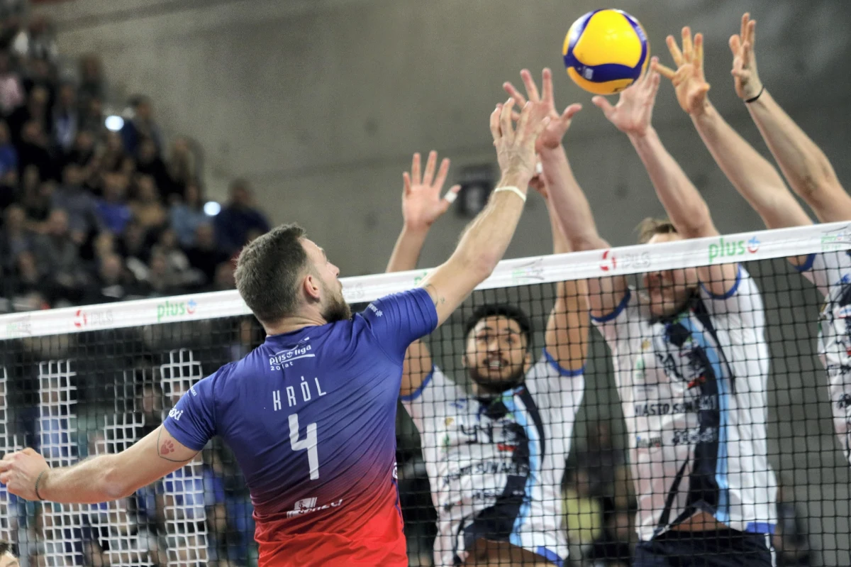 Jan Król w minionym, skróconym przez epidemię sezonie był atakującym Vervy Warszawa Orlen Paliwa. Po rozstaniu ze stołecznym zespołem związał się umową z ukraińskim zespołem Barkom-Każany Lwów. „Po podpisaniu umowy dostałem mnóstwo informacji od kibiców, którzy proponowali mi oprowadzanie po mieście czy pomoc w innych sprawach. Coś fantastycznego” – mówi w rozmowie z RMF FM Jan Król.  To już kolejna zagraniczna przygoda siatkarza, który w przeszłości grał już w Austrii czy Niemczech. 