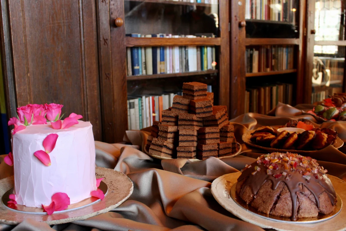 Jak smakuje ulubiony tort słynnej królowej francuskiej Marii Antoniny - która, jak głosi historia, jadła słodycze tylko rano i dzięki temu miała nie tyć? Przekonać na własnych kubkach smakowych będzie można się już w tym tygodniu. Ten smakołyk przygotowany według prawdziwej XVIII-wiecznej receptury pojawi się na III Festiwalu Kuchni Historycznej - Twierdza Smaków w Zamku Czocha na Dolnym Śląsku.